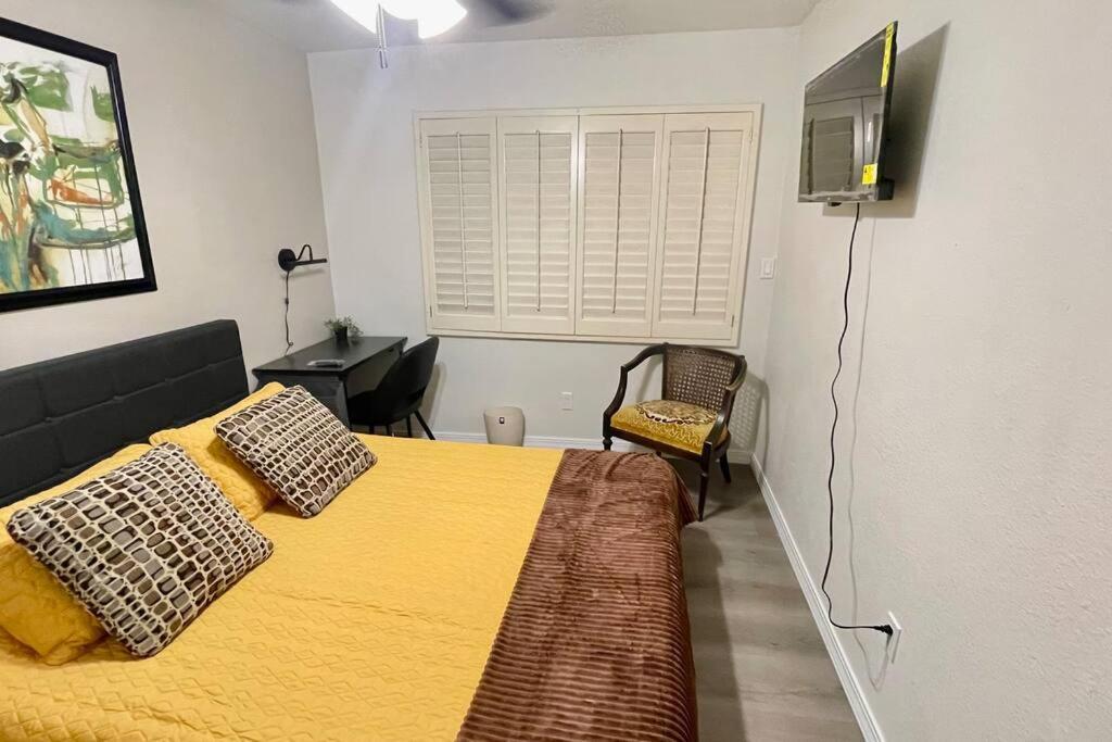 C, Restful,cozy, Close Sunland Park Mall *